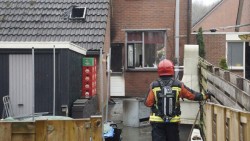 Een-brandweerman-blust-de-radiozender-in-de-tuin-van-de-woning-Foto-Van-Oost-Media.jpg